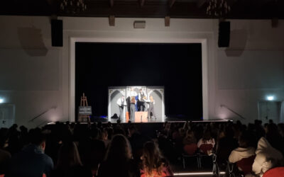 Besuch des Theaters „A Pale Gold Raven“